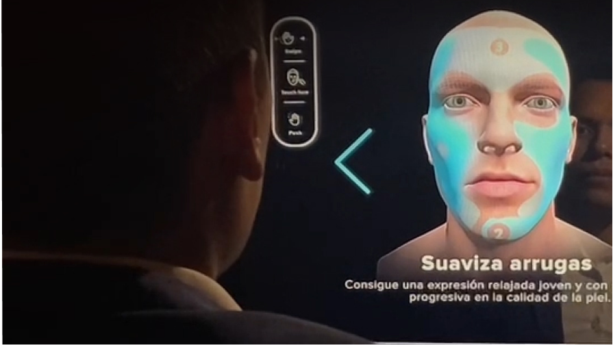 Espejo interactivo mostrando una simulación estética con puntos de aplicación resaltados.